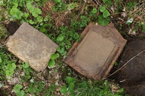 A CESUNA (ASIAGO) SPUNTANO LE LAPIDI DAL CIMITERO DIMENTICATO